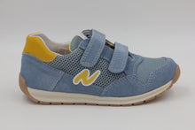 Laden Sie das Bild in den Galerie-Viewer, Naturino Sammy Sneaker in Farbe celeste yellow
