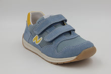 Laden Sie das Bild in den Galerie-Viewer, Naturino Sammy Sneaker in Farbe celeste yellow
