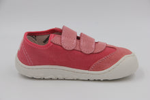 Laden Sie das Bild in den Galerie-Viewer, VICTORIA Barefoot Sneaker Bosco mit 2 x Klett in Farbe fresa
