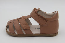 Laden Sie das Bild in den Galerie-Viewer, Bundgaard ROX Barefoot Sandalen in Farbe cognac
