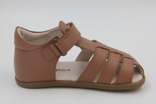 Laden Sie das Bild in den Galerie-Viewer, Bundgaard ROX Barefoot Sandalen in Farbe cognac

